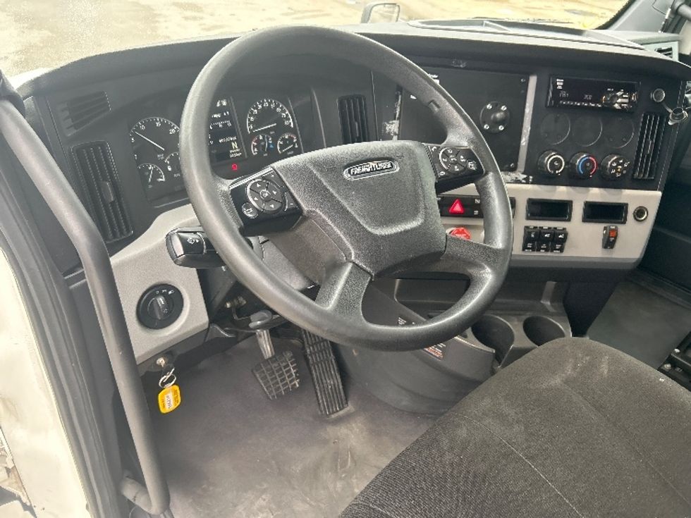 Sleeper Tractor-Heavy Duty Tractors-Freightliner-2022-T12664ST-Garland-TX-409,471\n\t\tmiles-$ 81,250 - Image 10
