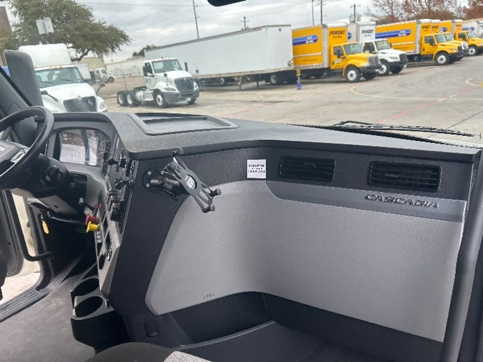 Sleeper Tractor-Heavy Duty Tractors-Freightliner-2022-T12664ST-Garland-TX-409,471\n\t\tmiles-$ 81,250 - Image 12