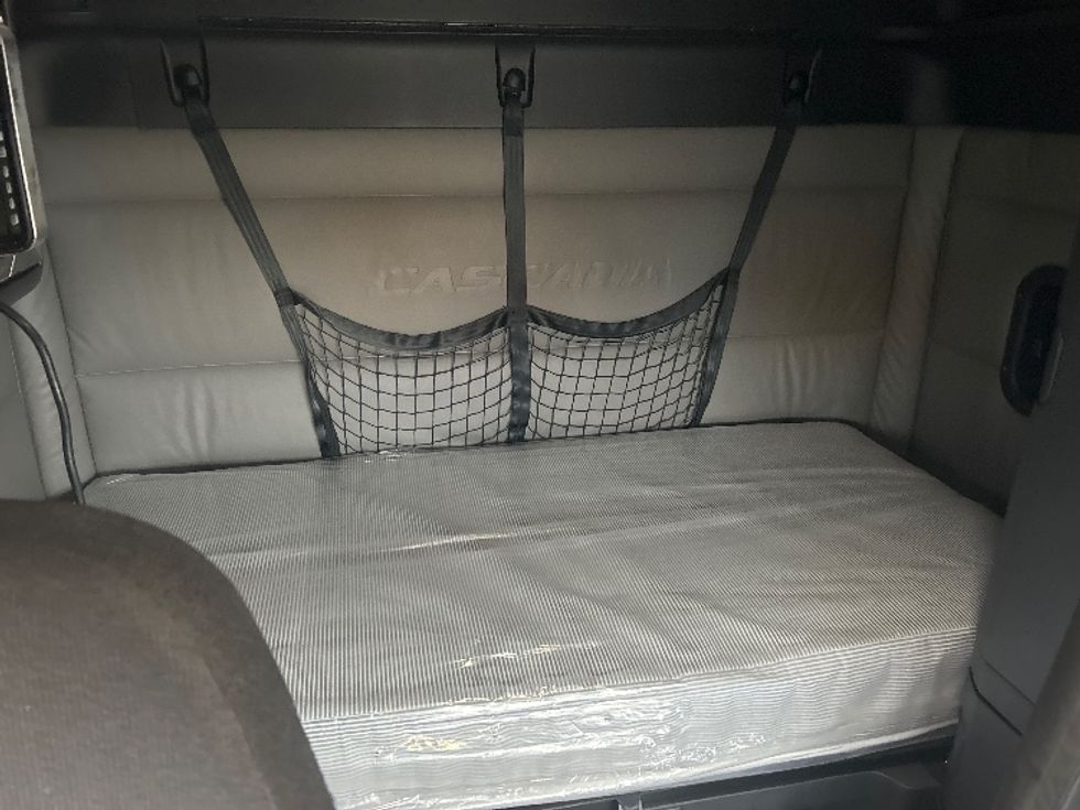 Sleeper Tractor-Heavy Duty Tractors-Freightliner-2022-T12664ST-Garland-TX-409,471\n\t\tmiles-$ 81,250 - Image 14