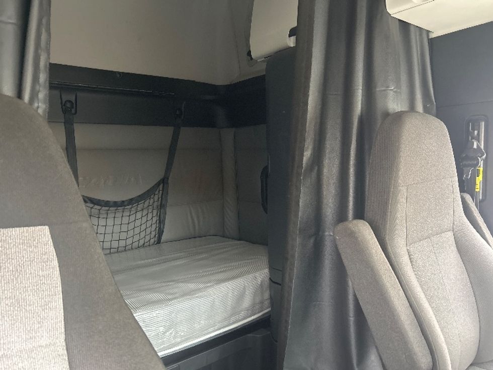 Sleeper Tractor-Heavy Duty Tractors-Freightliner-2022-T12664ST-Garland-TX-409,471\n\t\tmiles-$ 81,250 - Image 16