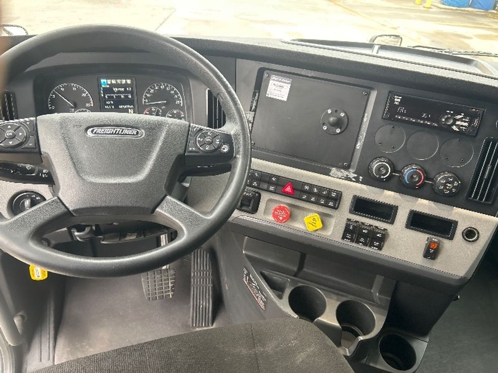 Sleeper Tractor-Heavy Duty Tractors-Freightliner-2022-T12664ST-Garland-TX-409,471\n\t\tmiles-$ 81,250 - Image 19