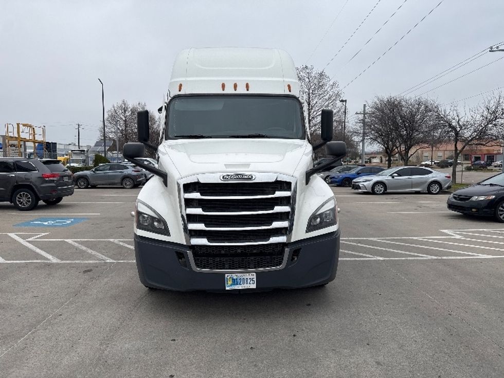 Sleeper Tractor-Heavy Duty Tractors-Freightliner-2022-T12664ST-Garland-TX-409,471\n\t\tmiles-$ 81,250 - Image 2