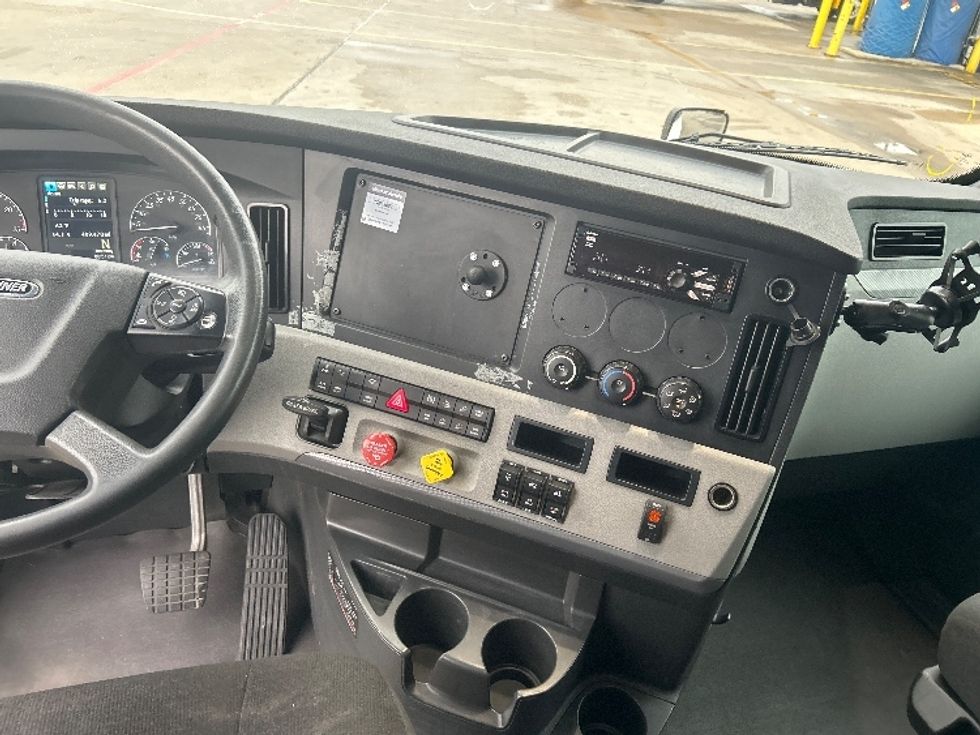 Sleeper Tractor-Heavy Duty Tractors-Freightliner-2022-T12664ST-Garland-TX-409,471\n\t\tmiles-$ 81,250 - Image 20