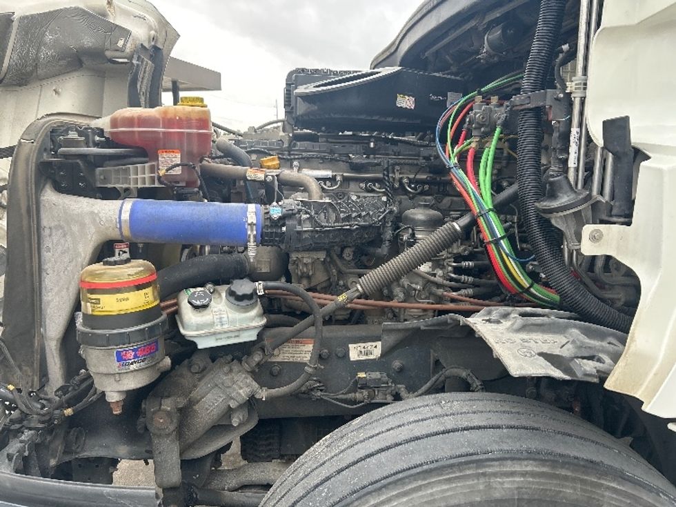 Sleeper Tractor-Heavy Duty Tractors-Freightliner-2022-T12664ST-Garland-TX-409,471\n\t\tmiles-$ 81,250 - Image 21