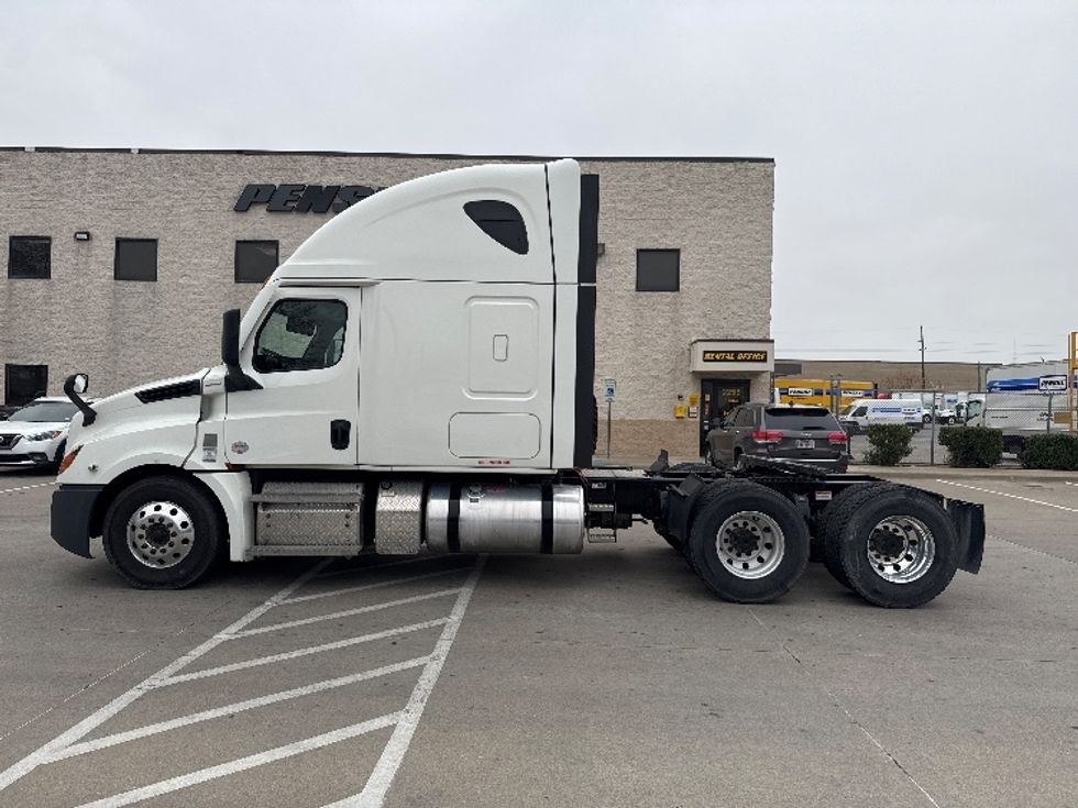 Sleeper Tractor-Heavy Duty Tractors-Freightliner-2022-T12664ST-Garland-TX-409,471\n\t\tmiles-$ 81,250 - Image 4
