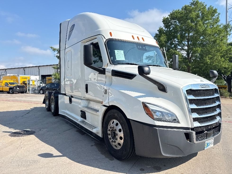 Sleeper Tractor-Heavy Duty Tractors-Freightliner-2022-T12664ST-Garland-TX-412,524\n\t\tmiles-$ 81,750 - Image 1