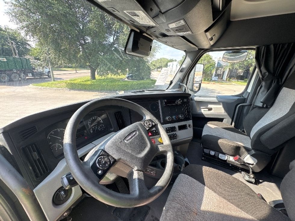 Sleeper Tractor-Heavy Duty Tractors-Freightliner-2022-T12664ST-Garland-TX-412,524\n\t\tmiles-$ 81,750 - Image 10
