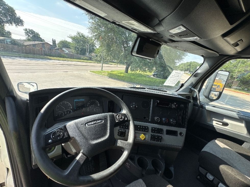 Sleeper Tractor-Heavy Duty Tractors-Freightliner-2022-T12664ST-Garland-TX-412,524\n\t\tmiles-$ 81,750 - Image 11