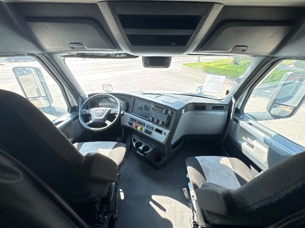 Sleeper Tractor-Heavy Duty Tractors-Freightliner-2022-T12664ST-Garland-TX-412,524\n\t\tmiles-$ 81,750 - Image 12