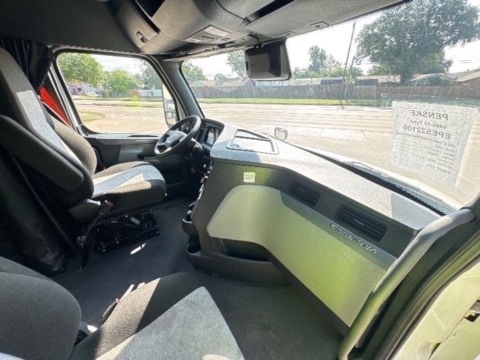Sleeper Tractor-Heavy Duty Tractors-Freightliner-2022-T12664ST-Garland-TX-412,524\n\t\tmiles-$ 81,750 - Image 14