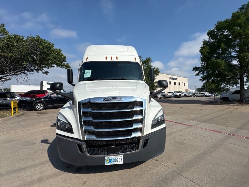 Sleeper Tractor-Heavy Duty Tractors-Freightliner-2022-T12664ST-Garland-TX-412,524\n\t\tmiles-$ 81,750 - Image 2