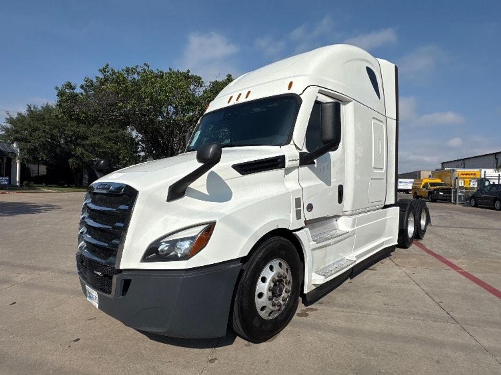 Sleeper Tractor-Heavy Duty Tractors-Freightliner-2022-T12664ST-Garland-TX-412,524\n\t\tmiles-$ 81,750 - Image 3
