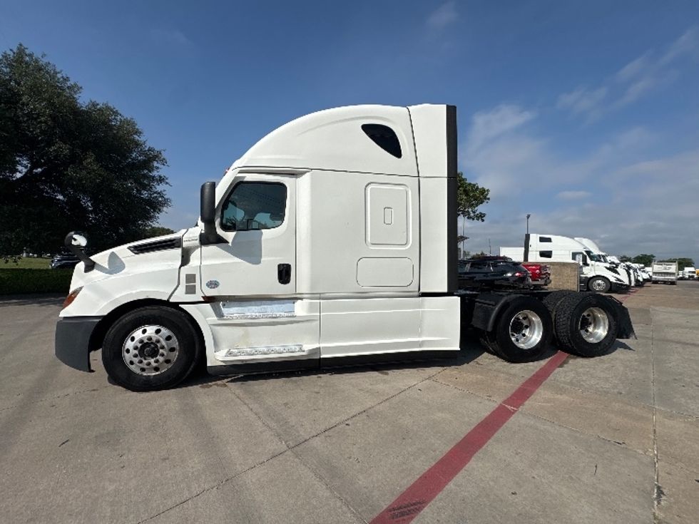 Sleeper Tractor-Heavy Duty Tractors-Freightliner-2022-T12664ST-Garland-TX-412,524\n\t\tmiles-$ 81,750 - Image 4
