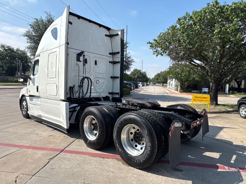 Sleeper Tractor-Heavy Duty Tractors-Freightliner-2022-T12664ST-Garland-TX-412,524\n\t\tmiles-$ 81,750 - Image 5