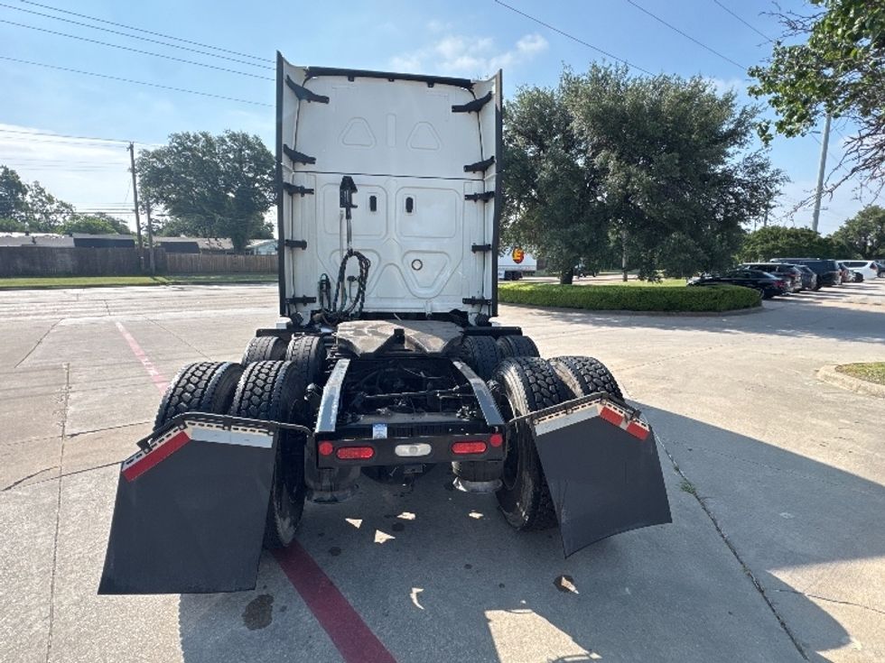 Sleeper Tractor-Heavy Duty Tractors-Freightliner-2022-T12664ST-Garland-TX-412,524\n\t\tmiles-$ 81,750 - Image 6