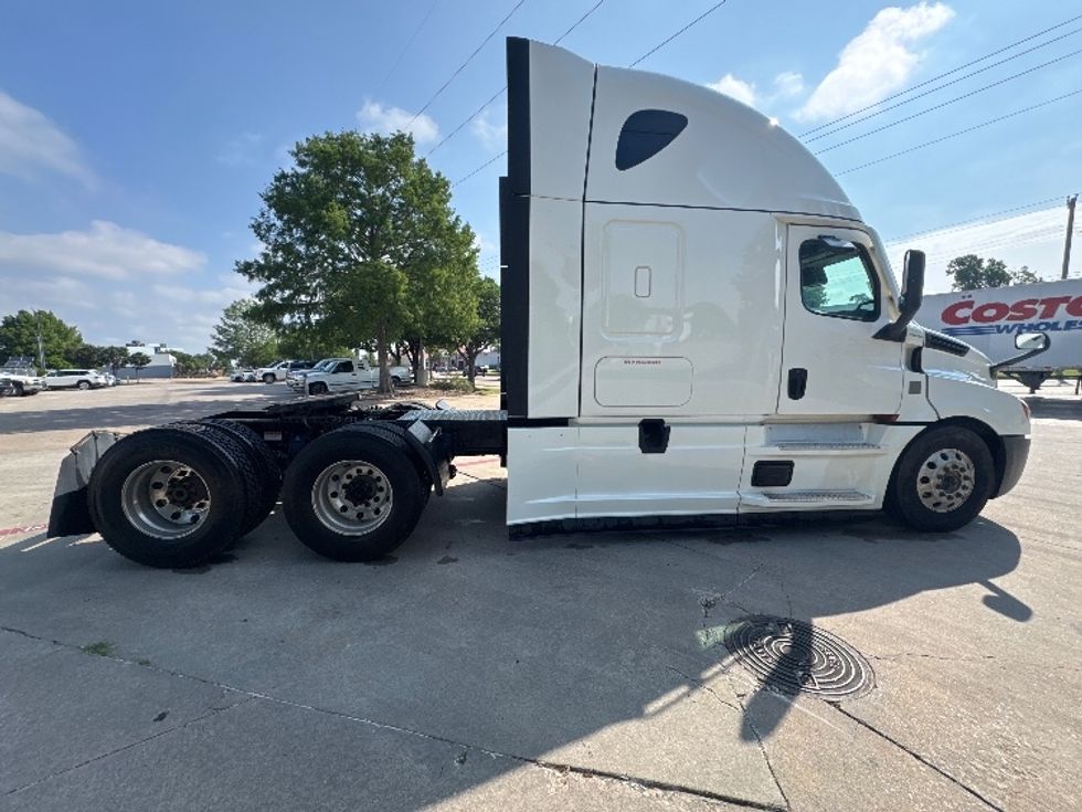 Sleeper Tractor-Heavy Duty Tractors-Freightliner-2022-T12664ST-Garland-TX-412,524\n\t\tmiles-$ 81,750 - Image 8