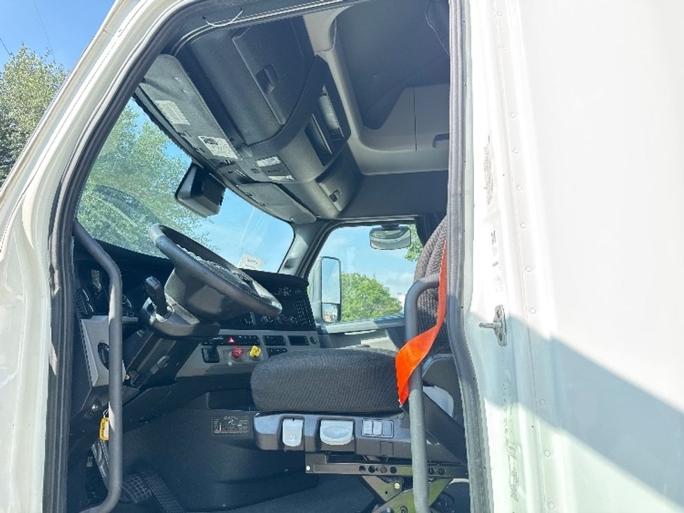Sleeper Tractor-Heavy Duty Tractors-Freightliner-2022-T12664ST-Garland-TX-412,524\n\t\tmiles-$ 81,750 - Image 9