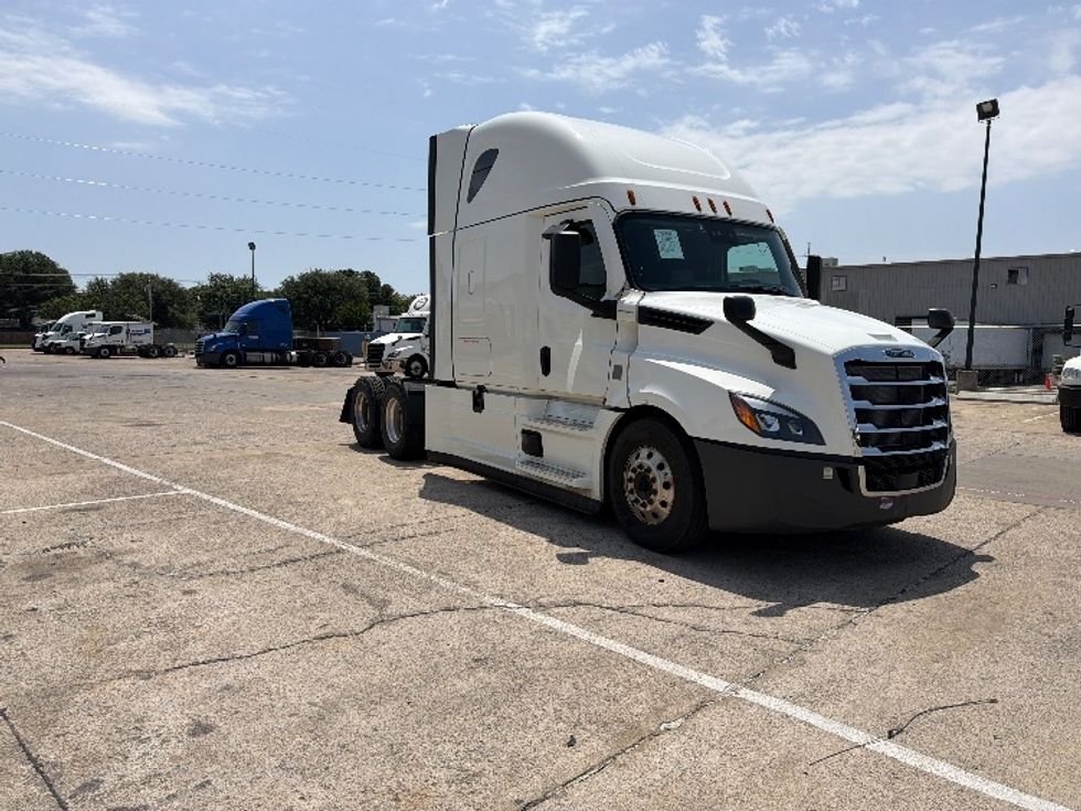 Sleeper Tractor-Heavy Duty Tractors-Freightliner-2022-T12664ST-Garland-TX-422,715\n\t\tmiles-$ 82,750 - Image 1