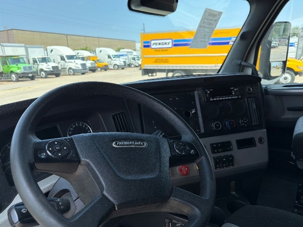 Sleeper Tractor-Heavy Duty Tractors-Freightliner-2022-T12664ST-Garland-TX-422,715\n\t\tmiles-$ 82,750 - Image 11