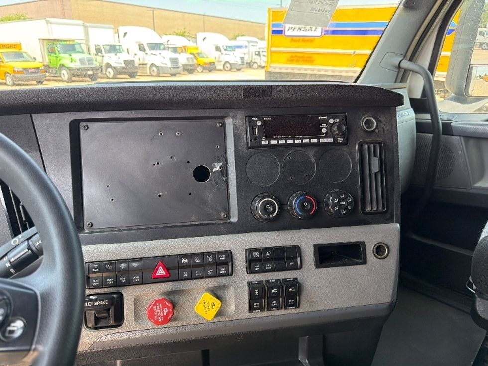 Sleeper Tractor-Heavy Duty Tractors-Freightliner-2022-T12664ST-Garland-TX-422,715\n\t\tmiles-$ 82,750 - Image 12