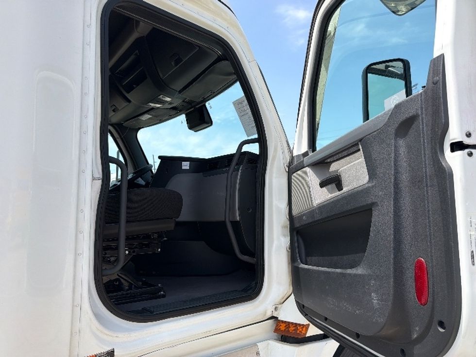 Sleeper Tractor-Heavy Duty Tractors-Freightliner-2022-T12664ST-Garland-TX-422,715\n\t\tmiles-$ 82,750 - Image 13