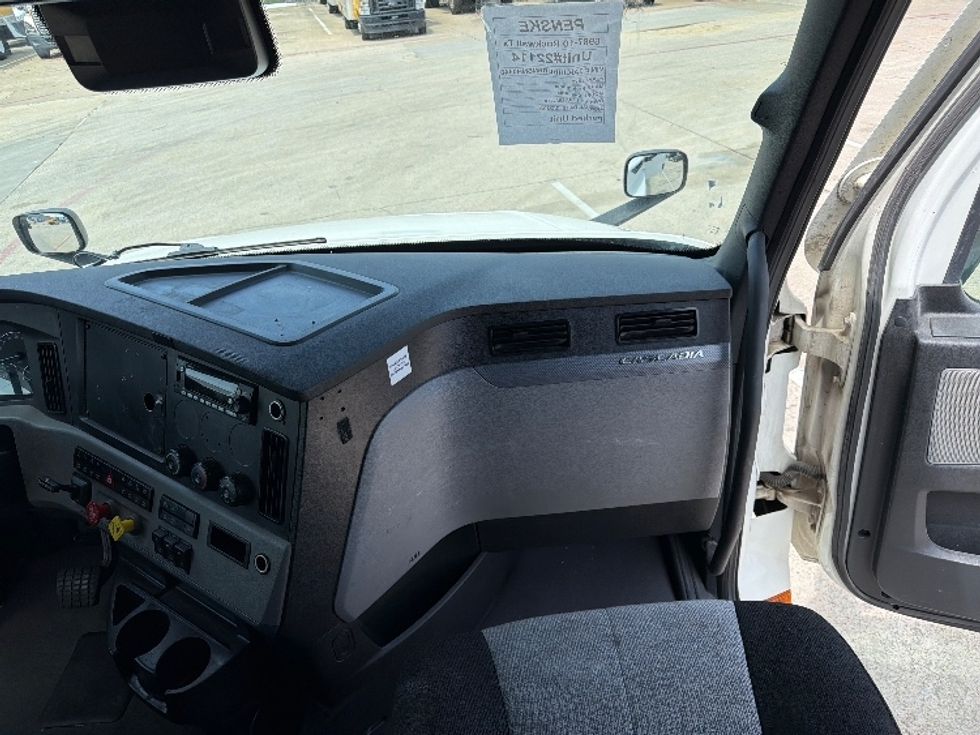 Sleeper Tractor-Heavy Duty Tractors-Freightliner-2022-T12664ST-Garland-TX-422,715\n\t\tmiles-$ 82,750 - Image 14