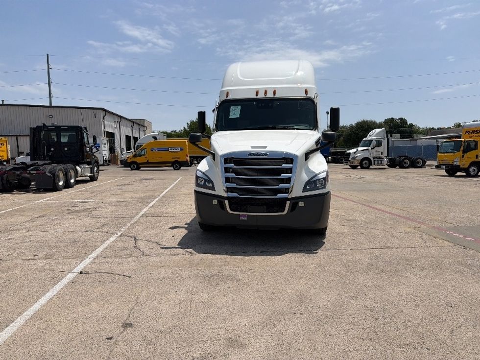Sleeper Tractor-Heavy Duty Tractors-Freightliner-2022-T12664ST-Garland-TX-422,715\n\t\tmiles-$ 82,750 - Image 2