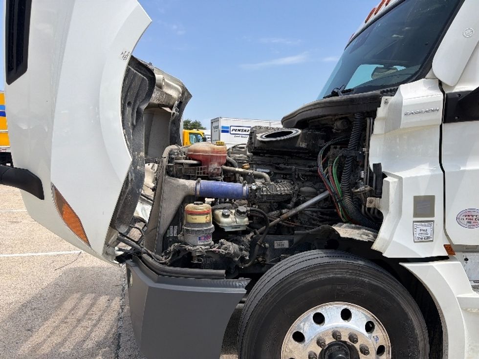 Sleeper Tractor-Heavy Duty Tractors-Freightliner-2022-T12664ST-Garland-TX-422,715\n\t\tmiles-$ 82,750 - Image 21