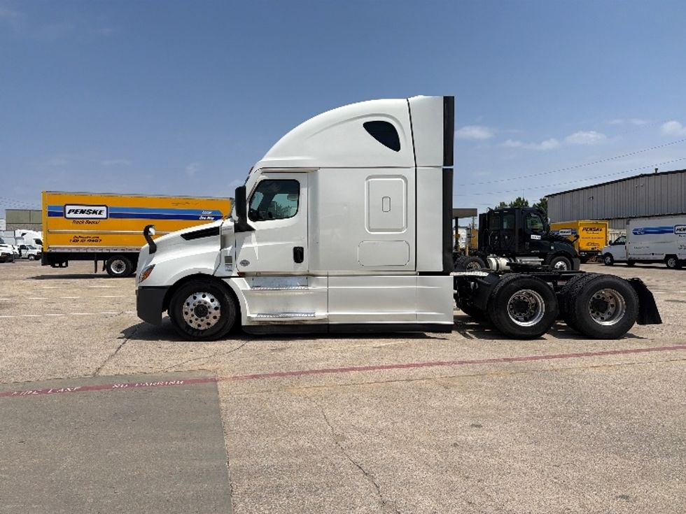 Sleeper Tractor-Heavy Duty Tractors-Freightliner-2022-T12664ST-Garland-TX-422,715\n\t\tmiles-$ 82,750 - Image 4