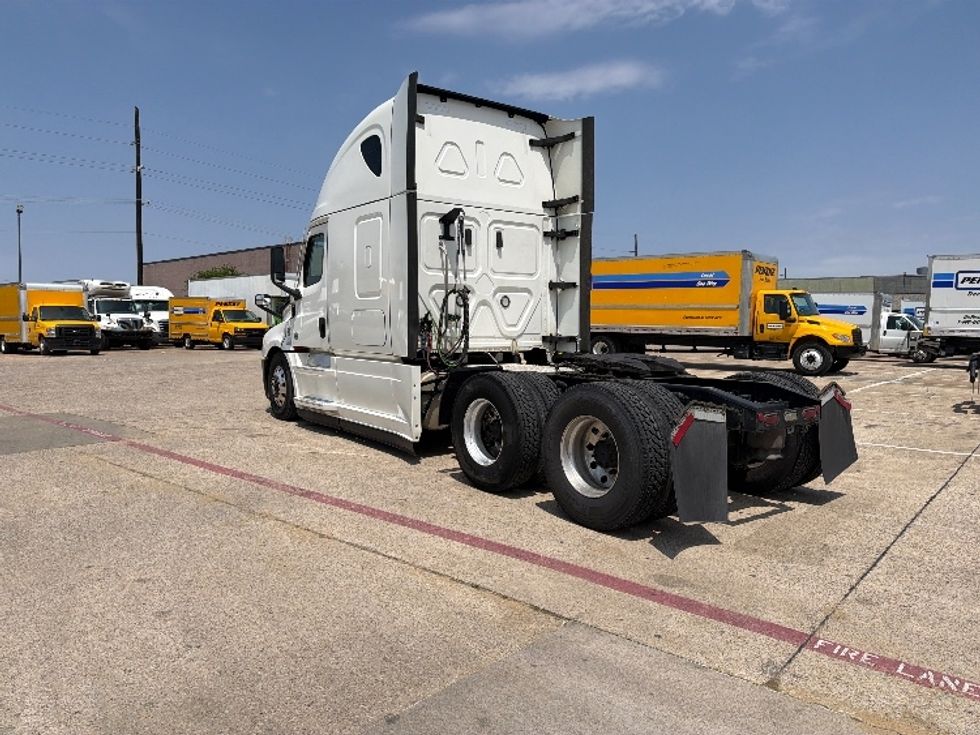 Sleeper Tractor-Heavy Duty Tractors-Freightliner-2022-T12664ST-Garland-TX-422,715\n\t\tmiles-$ 82,750 - Image 5