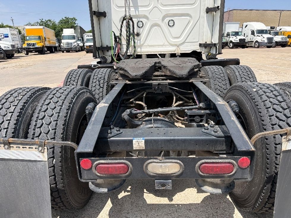 Sleeper Tractor-Heavy Duty Tractors-Freightliner-2022-T12664ST-Garland-TX-422,715\n\t\tmiles-$ 82,750 - Image 6