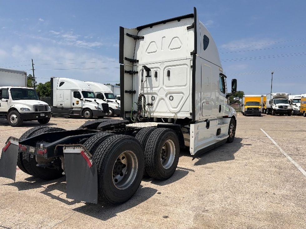 Sleeper Tractor-Heavy Duty Tractors-Freightliner-2022-T12664ST-Garland-TX-422,715\n\t\tmiles-$ 82,750 - Image 7