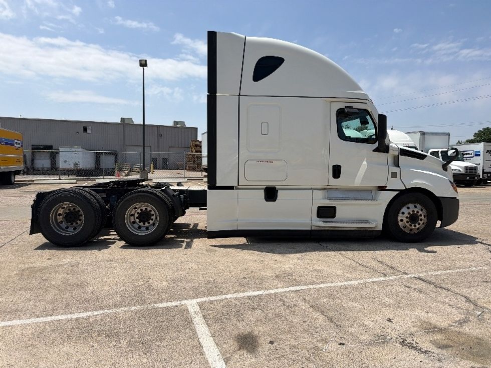 Sleeper Tractor-Heavy Duty Tractors-Freightliner-2022-T12664ST-Garland-TX-422,715\n\t\tmiles-$ 82,750 - Image 8