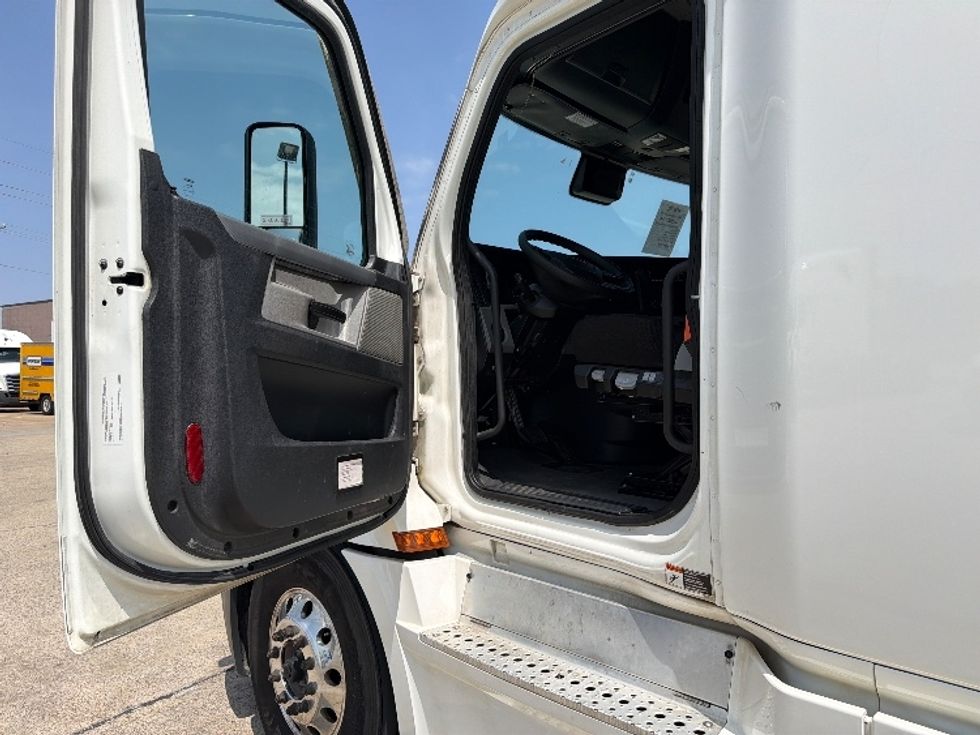 Sleeper Tractor-Heavy Duty Tractors-Freightliner-2022-T12664ST-Garland-TX-422,715\n\t\tmiles-$ 82,750 - Image 9