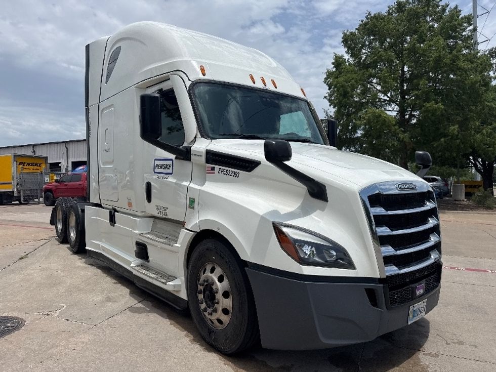 Sleeper Tractor-Heavy Duty Tractors-Freightliner-2022-T12664ST-Garland-TX-448,817\n\t\tmiles-$ 82,750 - Image 1