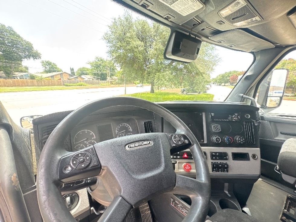 Sleeper Tractor-Heavy Duty Tractors-Freightliner-2022-T12664ST-Garland-TX-448,817\n\t\tmiles-$ 82,750 - Image 11