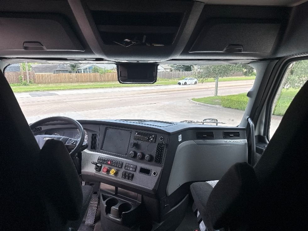 Sleeper Tractor-Heavy Duty Tractors-Freightliner-2022-T12664ST-Garland-TX-448,817\n\t\tmiles-$ 82,750 - Image 12