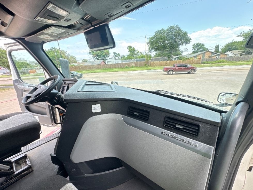 Sleeper Tractor-Heavy Duty Tractors-Freightliner-2022-T12664ST-Garland-TX-448,817\n\t\tmiles-$ 82,750 - Image 14
