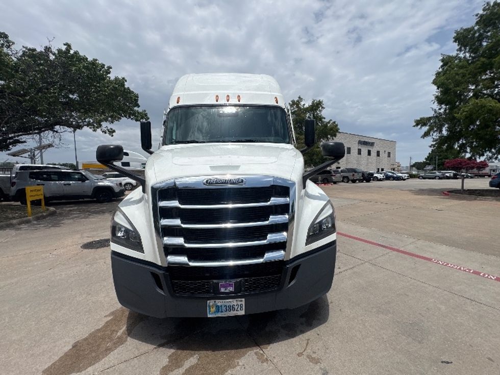 Sleeper Tractor-Heavy Duty Tractors-Freightliner-2022-T12664ST-Garland-TX-448,817\n\t\tmiles-$ 82,750 - Image 2