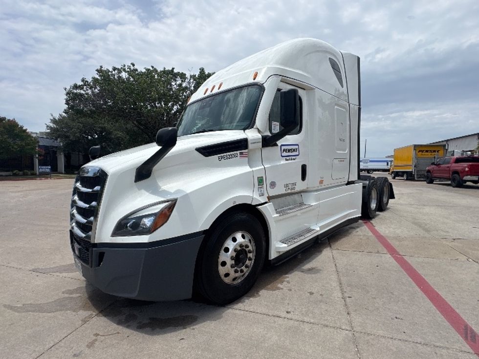 Sleeper Tractor-Heavy Duty Tractors-Freightliner-2022-T12664ST-Garland-TX-448,817\n\t\tmiles-$ 82,750 - Image 3