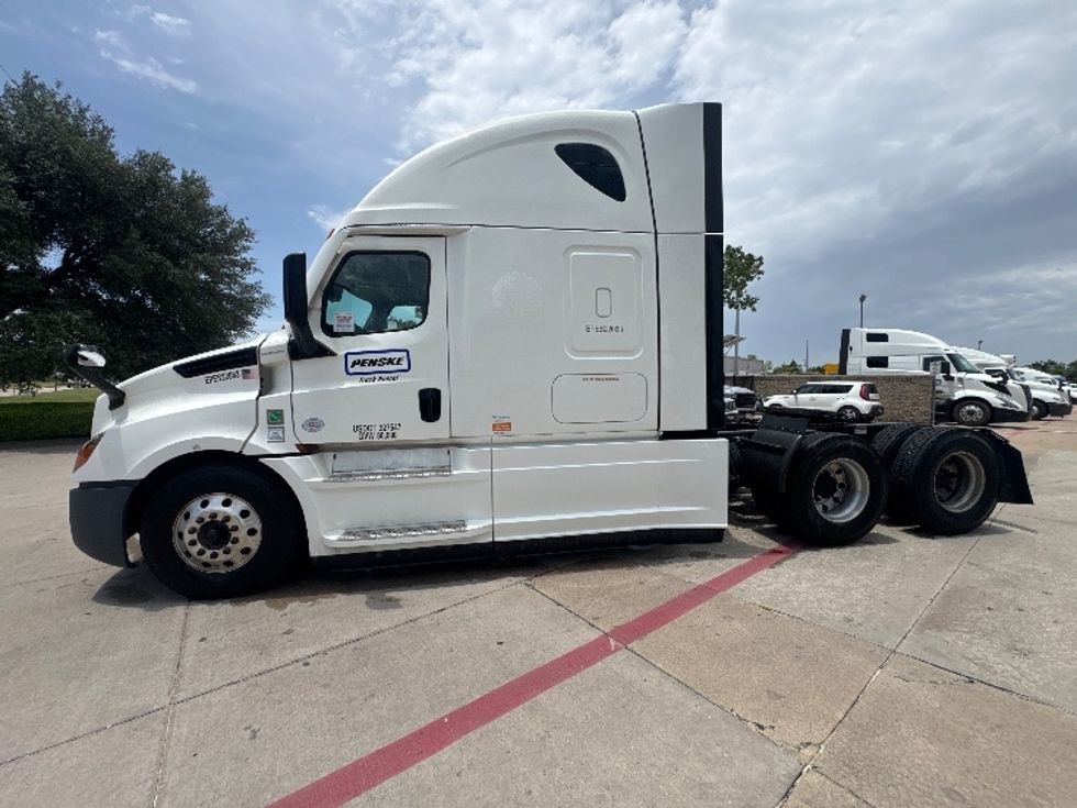 Sleeper Tractor-Heavy Duty Tractors-Freightliner-2022-T12664ST-Garland-TX-448,817\n\t\tmiles-$ 82,750 - Image 4