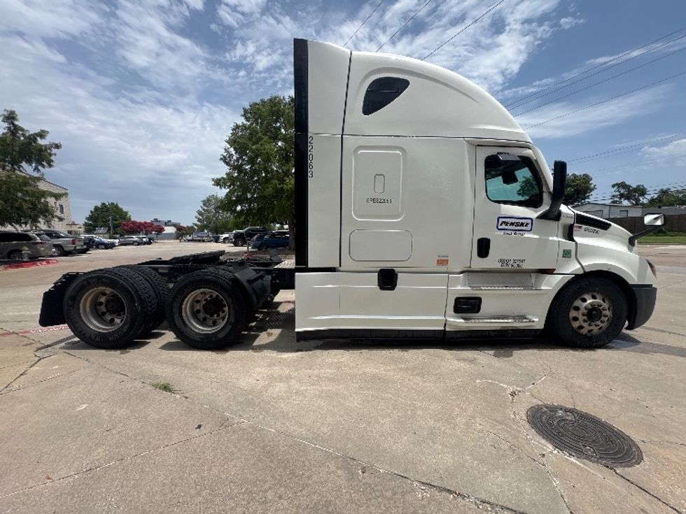 Sleeper Tractor-Heavy Duty Tractors-Freightliner-2022-T12664ST-Garland-TX-448,817\n\t\tmiles-$ 82,750 - Image 8