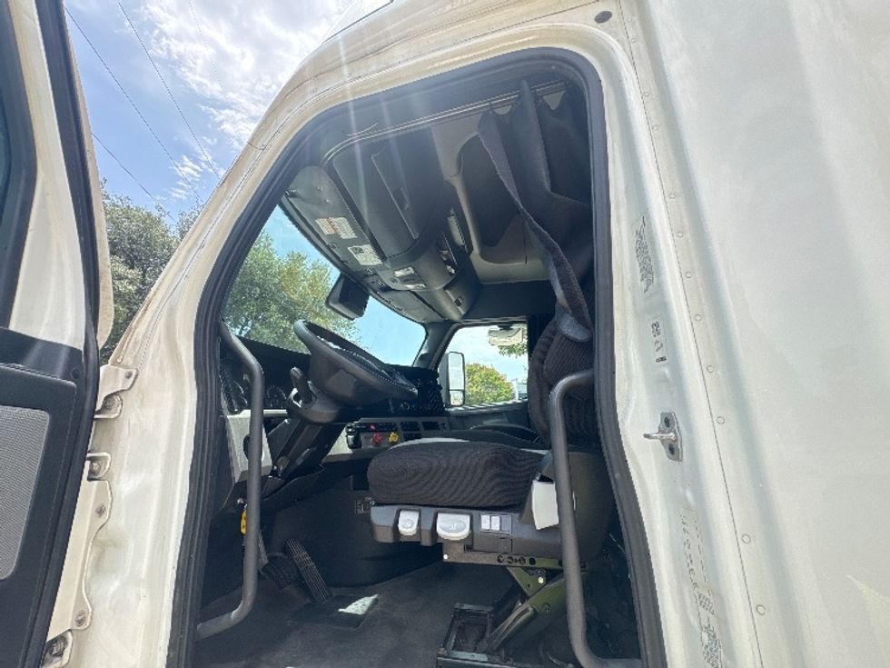 Sleeper Tractor-Heavy Duty Tractors-Freightliner-2022-T12664ST-Garland-TX-448,817\n\t\tmiles-$ 82,750 - Image 9