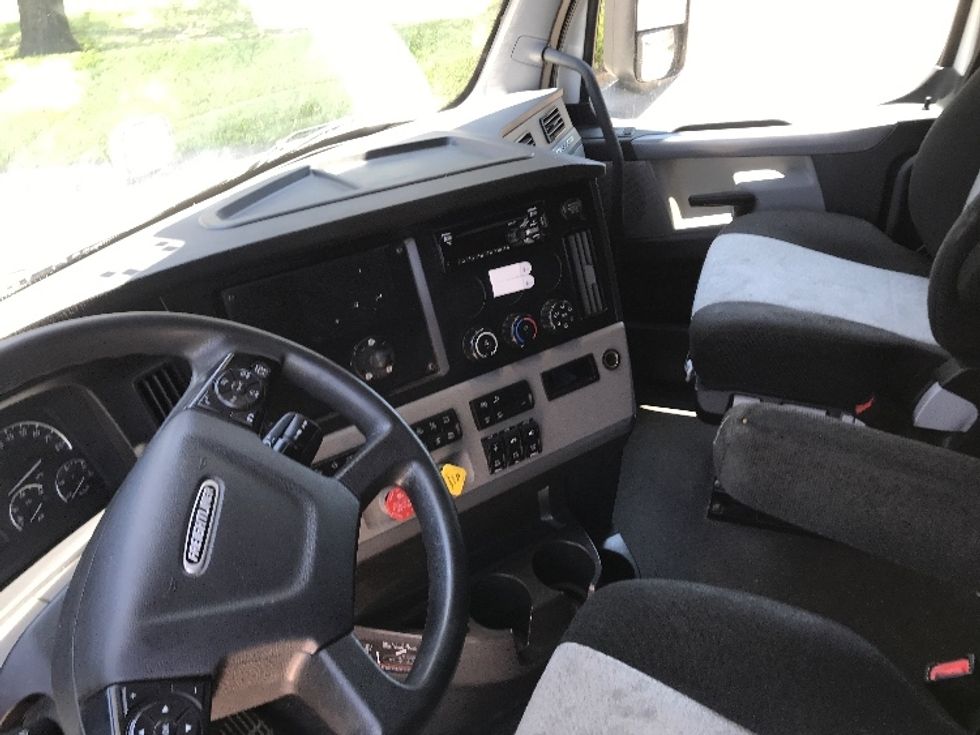 Sleeper Tractor-Heavy Duty Tractors-Freightliner-2022-T12664ST-Garland-TX-460,321\n\t\tmiles-$ 83,250 - Image 10