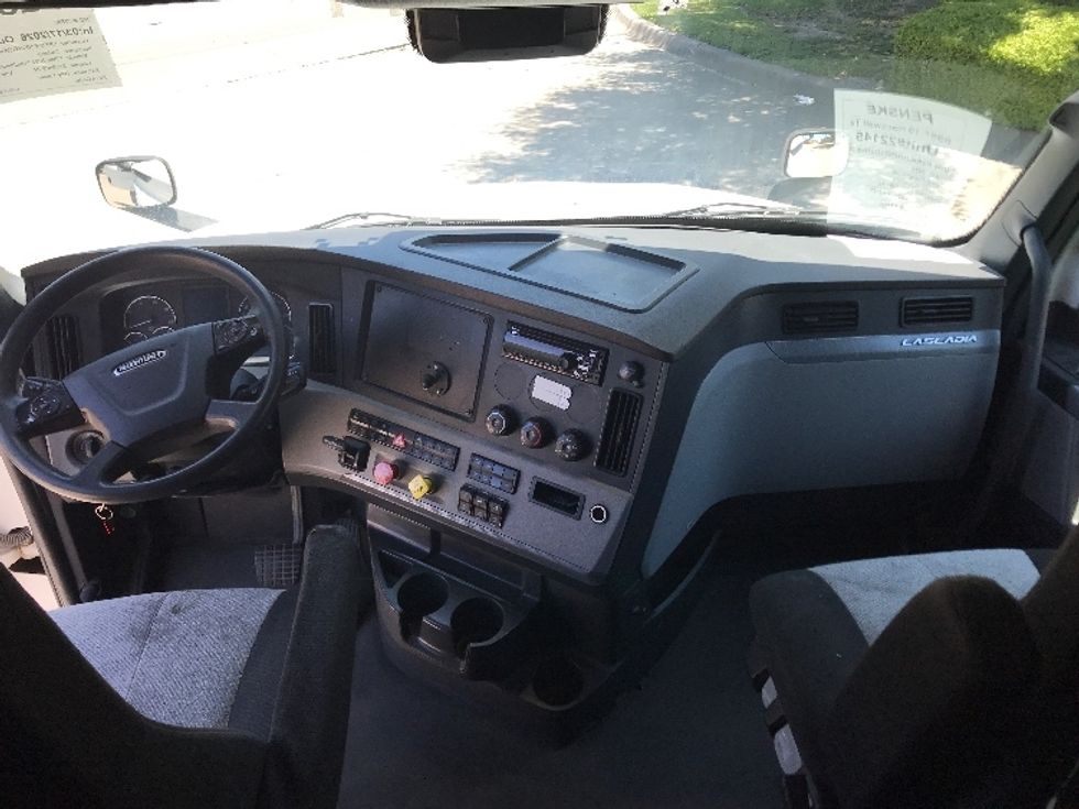 Sleeper Tractor-Heavy Duty Tractors-Freightliner-2022-T12664ST-Garland-TX-460,321\n\t\tmiles-$ 83,250 - Image 12