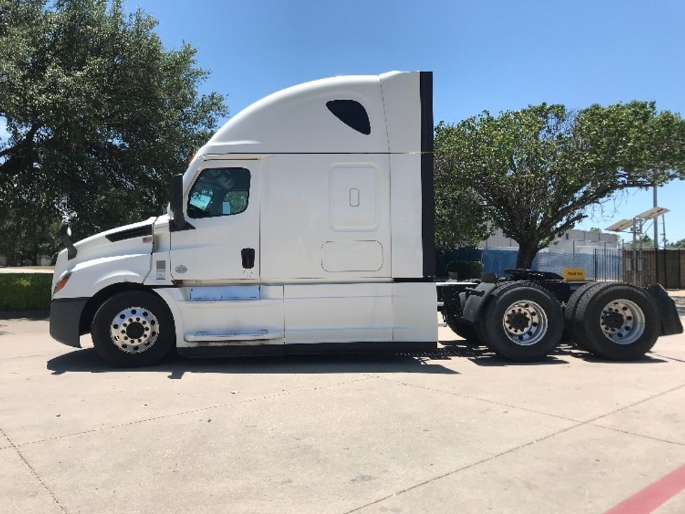Sleeper Tractor-Heavy Duty Tractors-Freightliner-2022-T12664ST-Garland-TX-460,321\n\t\tmiles-$ 83,250 - Image 4