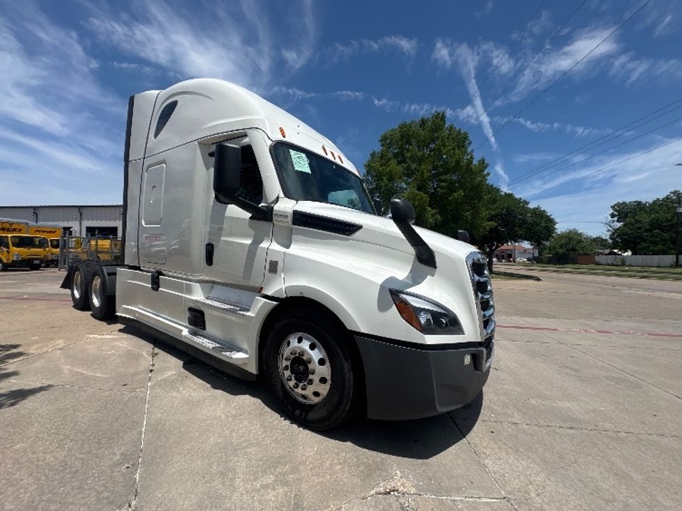 Sleeper Tractor-Heavy Duty Tractors-Freightliner-2022-T12664ST-Garland-TX-466,621\n\t\tmiles-$ 80,000 - Image 1