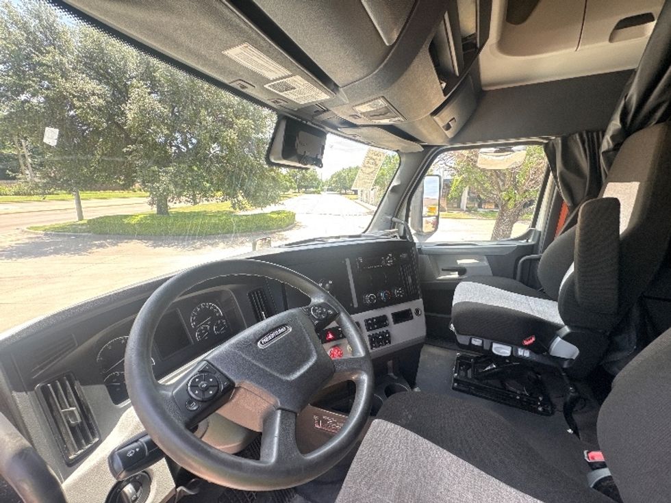 Sleeper Tractor-Heavy Duty Tractors-Freightliner-2022-T12664ST-Garland-TX-466,621\n\t\tmiles-$ 80,000 - Image 10