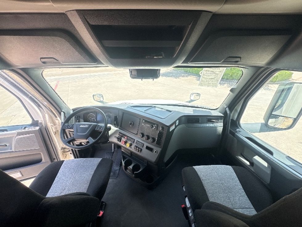 Sleeper Tractor-Heavy Duty Tractors-Freightliner-2022-T12664ST-Garland-TX-466,621\n\t\tmiles-$ 80,000 - Image 12