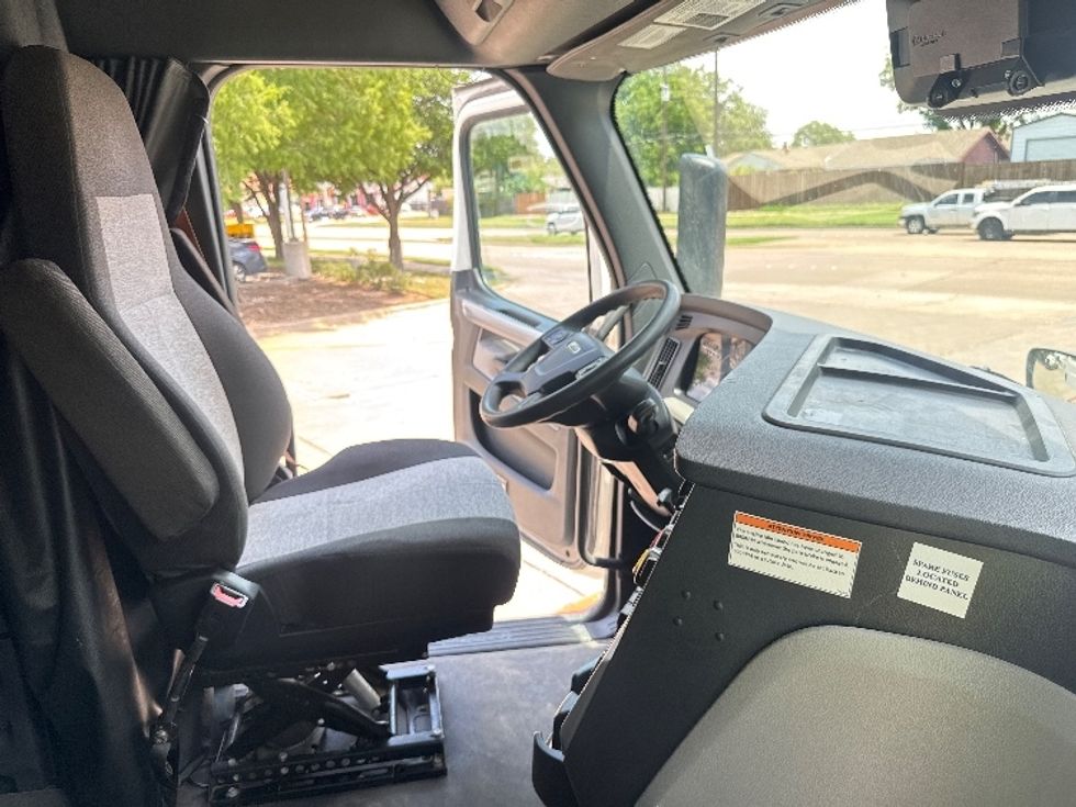 Sleeper Tractor-Heavy Duty Tractors-Freightliner-2022-T12664ST-Garland-TX-466,621\n\t\tmiles-$ 80,000 - Image 15